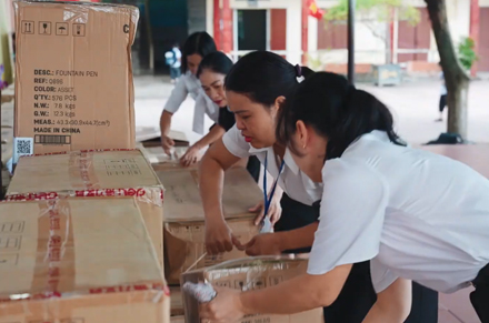 Deli Vietnam apoya la escuela primaria Phu Thu con una donación de 15.000 paquetes de papelería