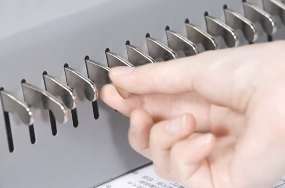 01 Deli, 3873, máquina de encuadernación de peine, operación de vídeo